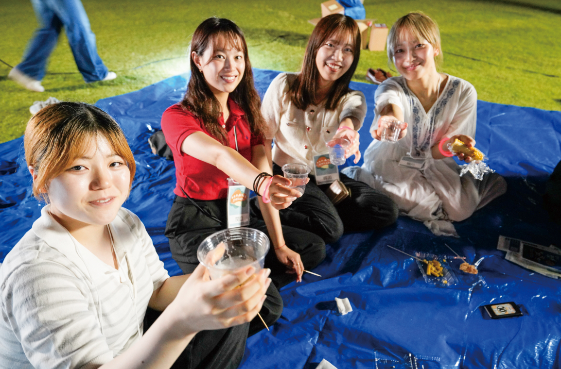 ふたば飲みをする学生の写真