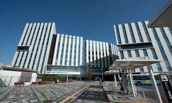 天空橋駅前交通広場からのHICityの写真