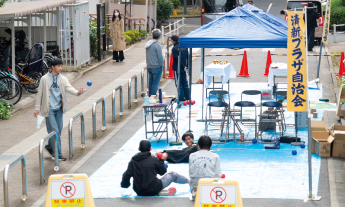 清新プラザの前に集まる人々の写真