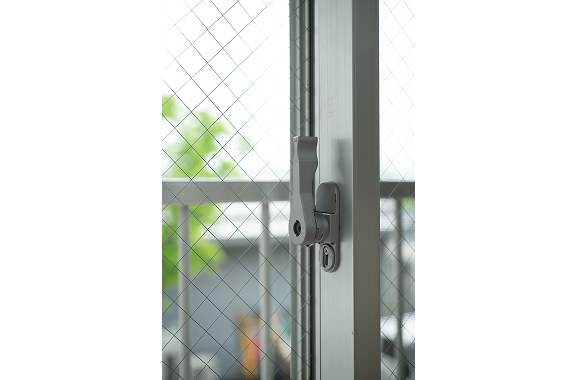 アルミサッシを施錠するクレセントの写真