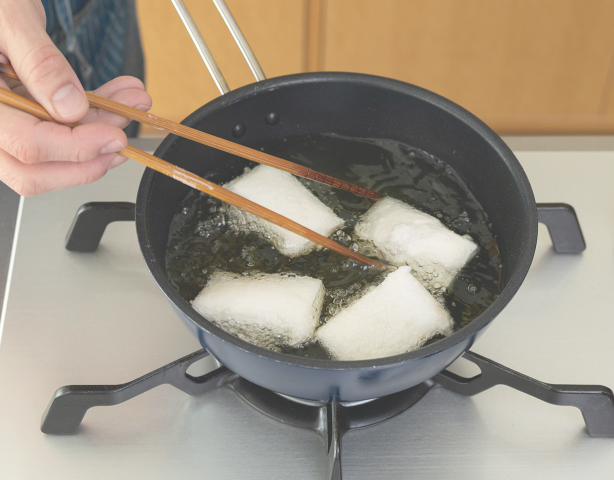 油で餅を揚げている写真