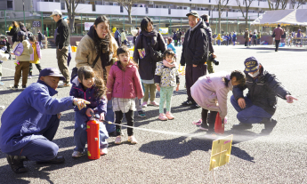 たくさんの子どもたちが参加した消火器の使い方訓練の写真