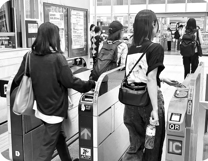 改札を通る人の写真