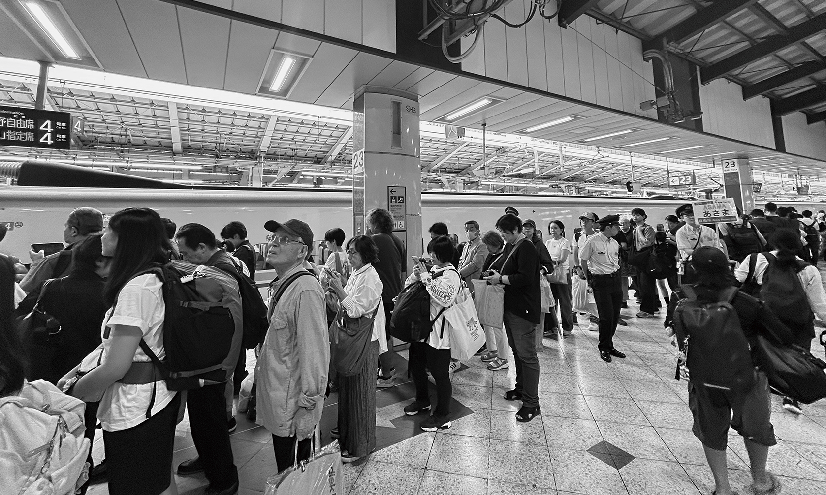 空港で立ち往生する人の写真