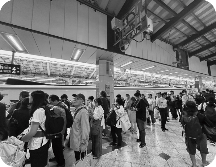 空港で立ち往生する人の写真