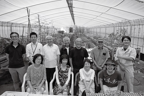 日の里ファームのハウスの中で、笑顔いっぱいの集合写真