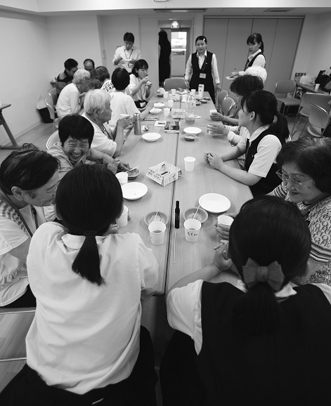 参加者の笑顔と高校生の笑顔が実に清々しい集い