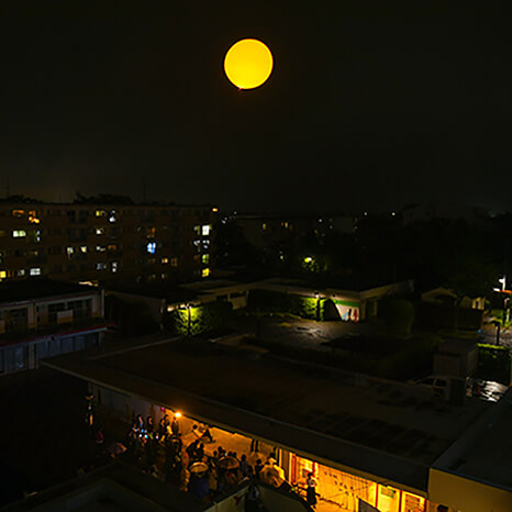 夜空に突如現れた“太陽”。この謎の物体って、なに？イメージ画像