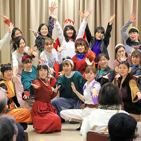 学生が手作り歌劇を団地で上演！そこで生まれるふれあいと成長とは…。イメージ画像