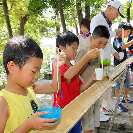 約2000年前の集落跡地で涼を楽しむ。ひんやり長～いそうめん流し！イメージ画像