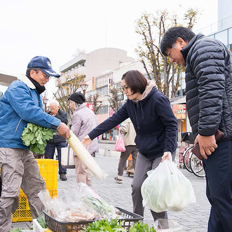 地元の新鮮な野菜が大集合！生産者がおすすめの食べ方を教えてくれる、地域密着の「軽トラック市」イメージ画像