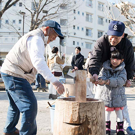 「もちつき大会」で強まる住民の絆！日ごろの交流がいざというときの団結力にイメージ画像