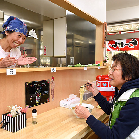 みんなでおいしく食べて楽しく交流！UR南六郷二丁目団地の「ラーメンこども食堂」を子ども食堂の大先輩が激励訪問イメージ画像