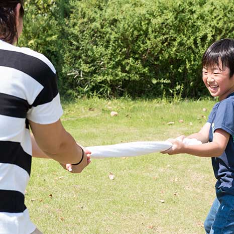 パークマイスターが考案！子どもの運動能力を伸ばす「団地エクササイズ」⑧～タオル綱引き～イメージ画像