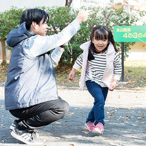 パークマイスターが考案！子どもの運動能力を伸ばす「団地エクササイズ」⑫～縄をくぐる＆跳ぶ～イメージ画像