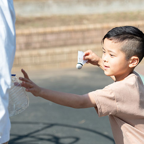 運動不足を解消！子どもも大人もできるエクササイズ③～ペットボトルかご入れ鬼ごっこ～イメージ画像