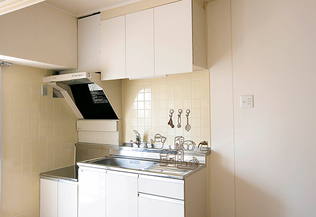 シンプルなキッチンがカフェ風に 便利でおしゃれな収納棚をdiy くらしのカレッジ Ur賃貸住宅