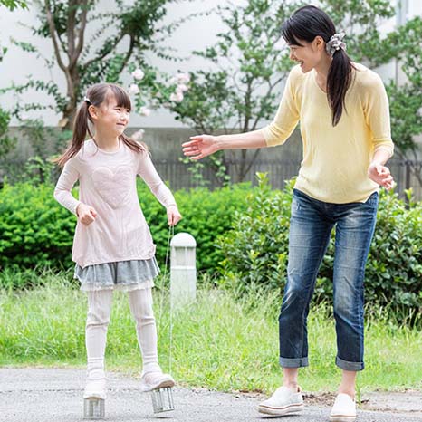 運動不足を解消！子どもも大人もできるエクササイズ⑧～空き缶竹馬～イメージ画像