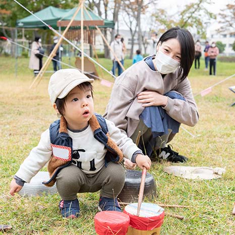 団地の広場が珍しい遊び場に変身！鳴らして跳んで滑ろう「ひろばがあそVIVA！」イメージ画像