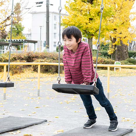 運動不足を解消！子どもも大人もできるエクササイズ⑪～ブランコ腕立て伏せ～イメージ画像