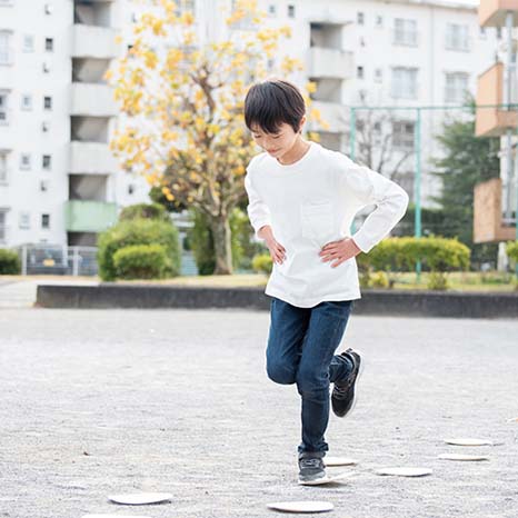 運動不足を解消！子どもも大人もできるエクササイズ⑫～紙皿でけんけんぱ～イメージ画像