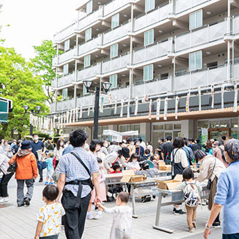 手作りこいのぼりを団地の空に泳がせよう！こだわりフードにも出会えた「鯉のぼりとおいしいマルシェ」イメージ画像