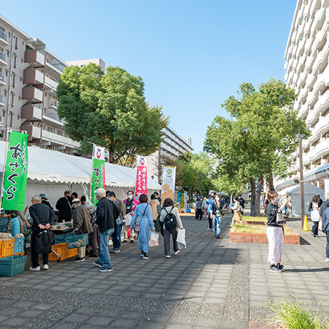 「おいしい！」で街がつながる！商店街とURが一緒につくる「四箇田団地マルシェ」イメージ画像