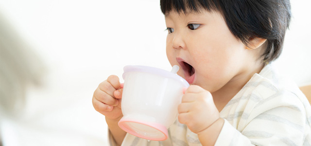 フォローアップミルクはいつから？生後９カ月ごろが目安！いつまで必要か、育児用ミルクとの違いも解説イメージ画像