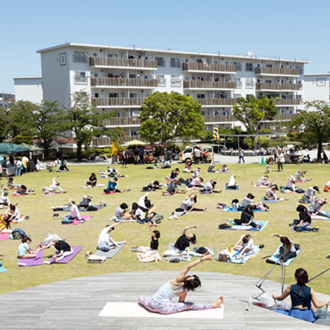 団地でヨガ!?「団地の未来プロジェクト」から生まれた芝生の広場でリラックス。イベント「Green Yoga Marche」イメージ画像