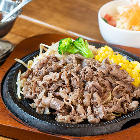 【団地のグルメ】伝説的メニュー!?「牛肉鉄板焼きスパ」が食べられる！日の里一丁目団地で見つけたおいしいお店「レストラン・アワノ」イメージ画像