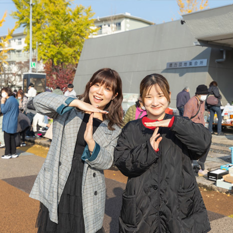 福岡のラジオDJ・岡部来亜さんも笑顔！団地で行われている地域福祉を学ぶ大学生による「CSW活動」って？イメージ画像