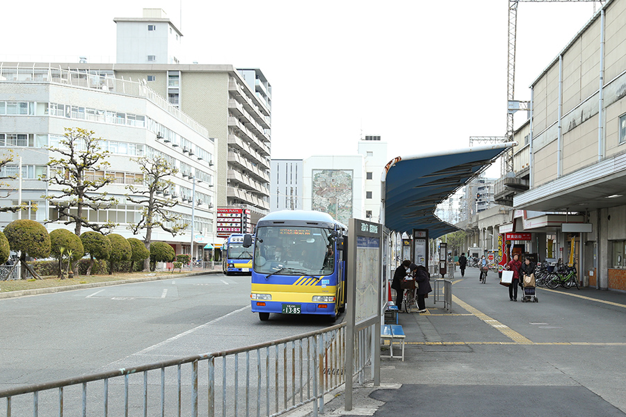 駅前のバスロータリー。タクシー乗り場も設けられています