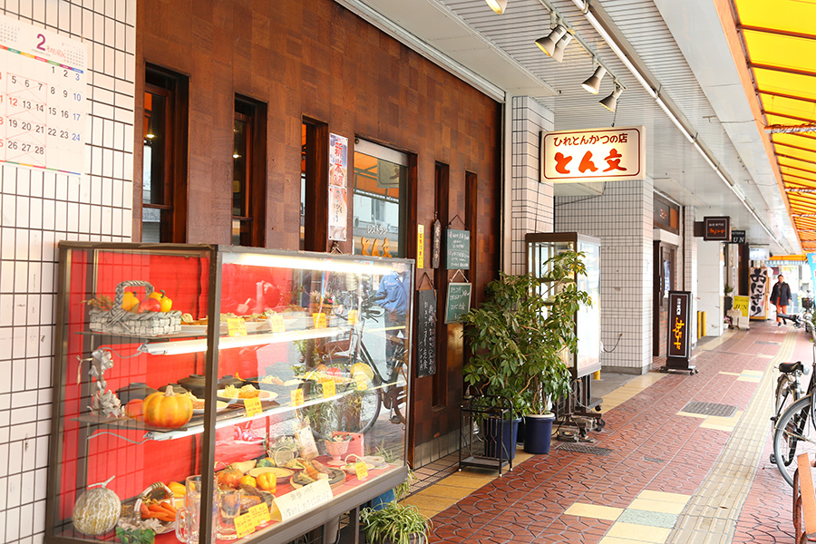 行列のできる、ひれとんかつの店「とん文」