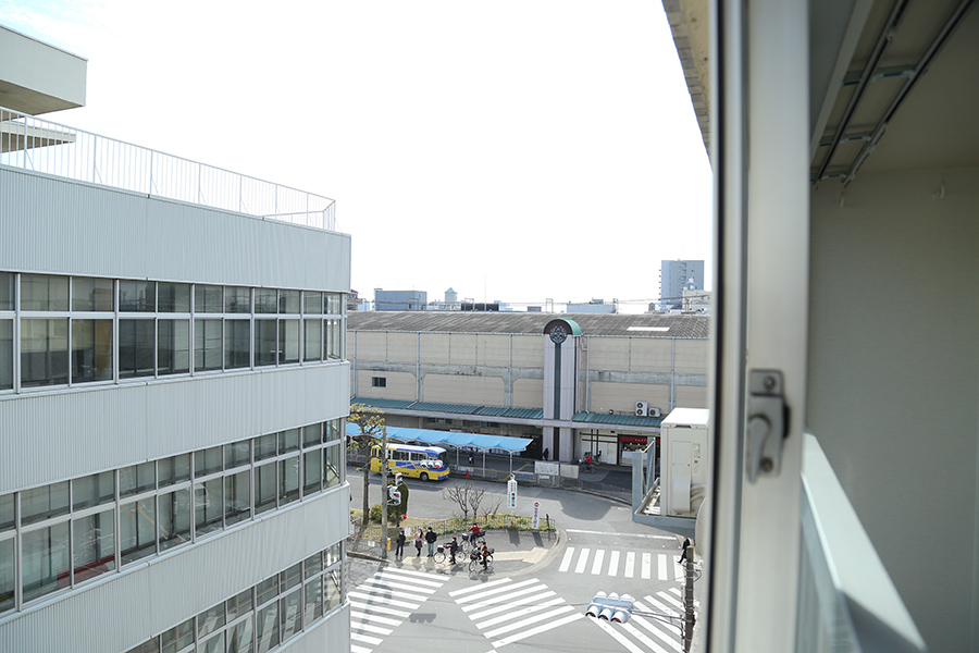 室内からも駅が見えるほどの近さ