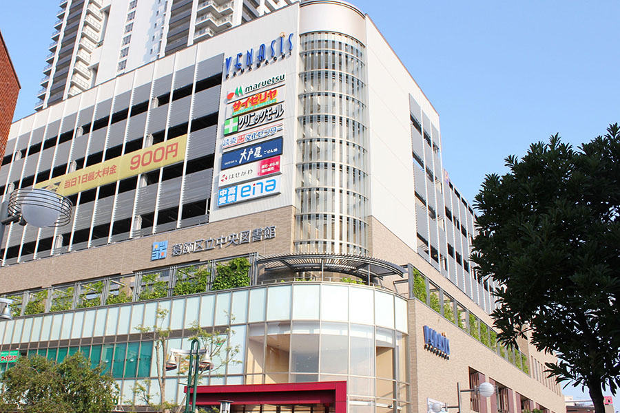 スーパーや100円均一ショップ、図書館もある「ヴィナシス金町」