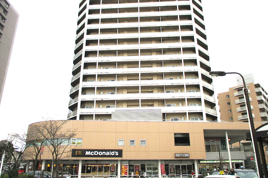 「西大井駅」を出て、すぐ目の前に現れるのが「ジェイタワー西大井」です