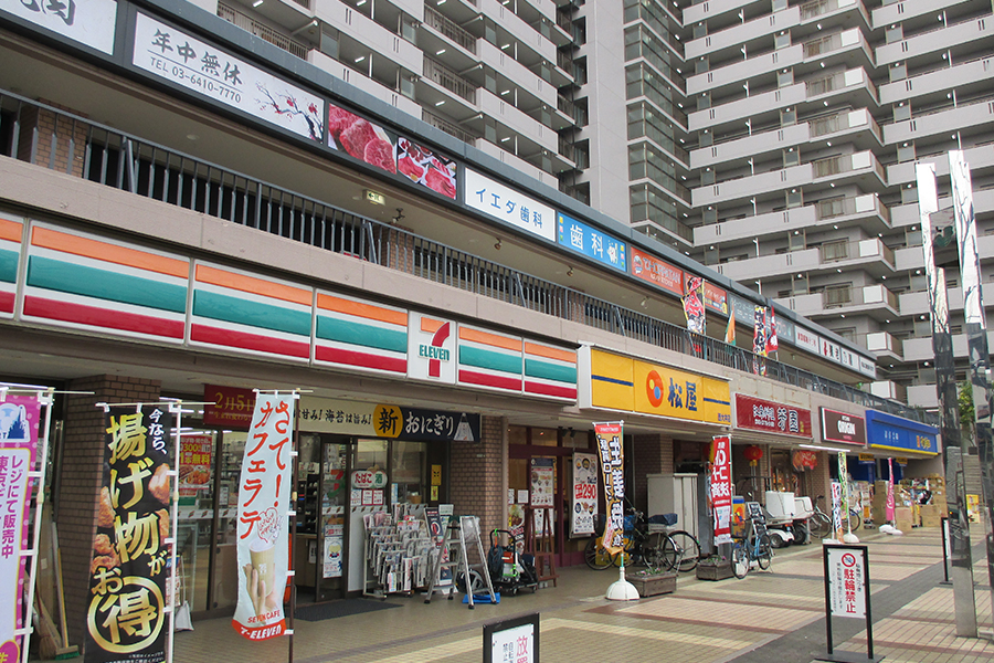 駅前には弁当屋や牛丼屋など、食事をテイクアウトできる店もあります