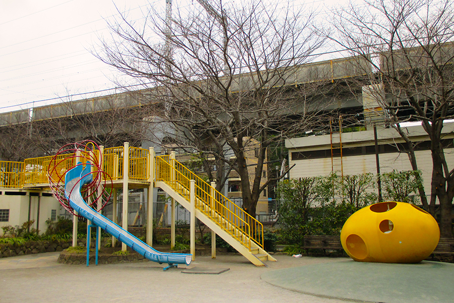 高さのあるすべり台が目を引く「森前公園」。小さな子どもが遊べる遊具もあり