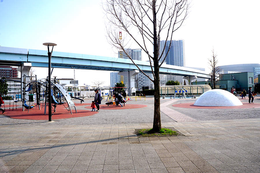 「豊洲公園」の遊具があるエリアには、じゃぶじゃぶ池もあります。夏は子どもたちに大人気
