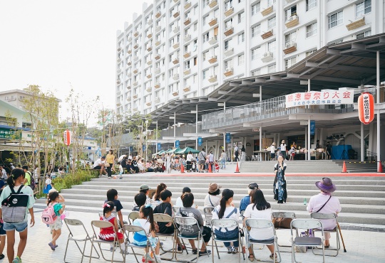 洋光台中央団地　夏祭りに集う人々