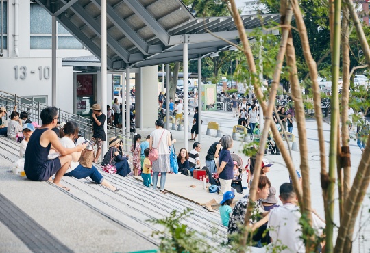 洋光台中央団地　夏祭り　広場の立体的な空間を活用する人々
