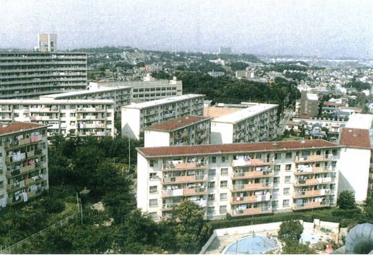 昔の洋光台　洋光台北団地　足元にプールが見える
