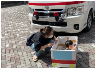 ミニ救急車で出動の写真