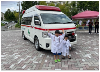 救急車と記念撮影の写真