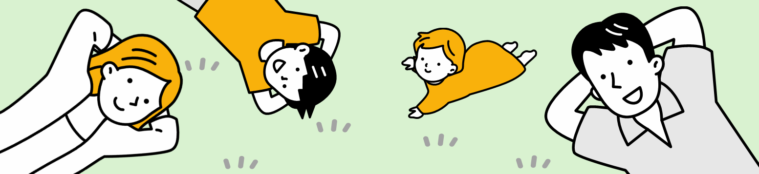 芝生の上で親子が寝そべっているイラスト。