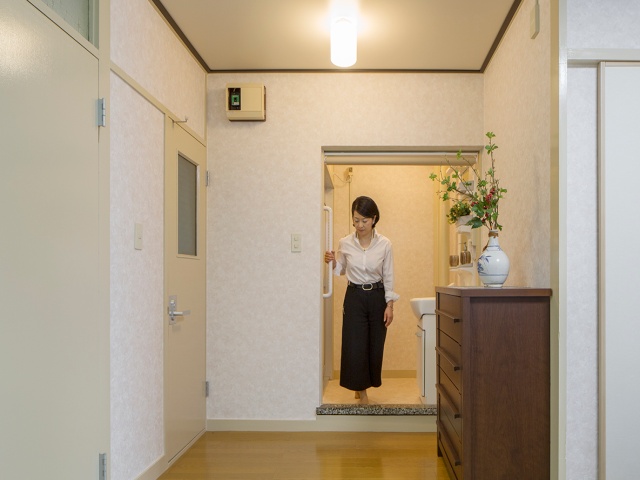 洗面所の補助手すりを持つ女性