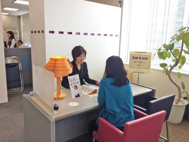 お客様の相談対応を行っている写真