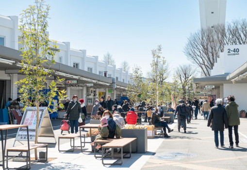 花見川団地の商店街の写真。賑わいのある様子。