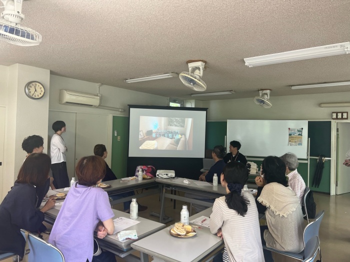 実際のお客様の事例を見ながら、の講座。「暮らしの彩り」のテーマでは変身ぶりに驚きの反応が