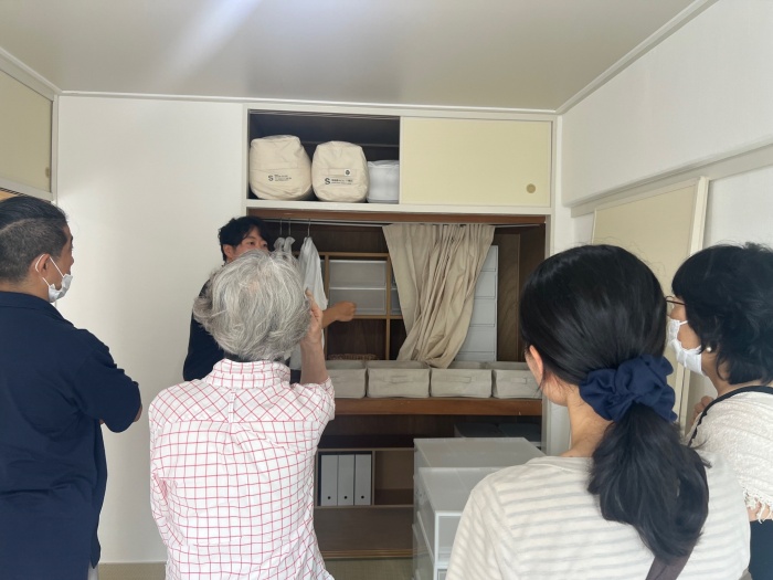 団地のお部屋で整理収納アドバイザーが押入れの収納方法を見せます